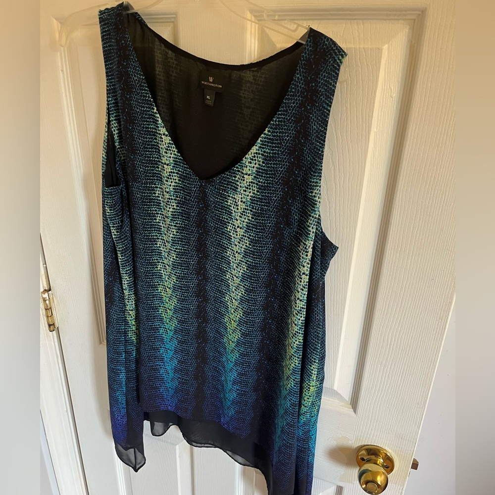 Worthington VNeck Polyester Sleeveless‎ Top
Blue animal print 
Print Lined